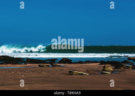 Session Surfig avec des vagues tubulaires parfaites à cabo blanco lima Pérou Banque D'Images