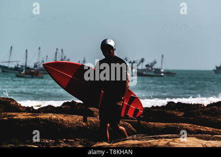 Session Surfig avec des vagues tubulaires parfaites à cabo blanco lima Pérou Banque D'Images