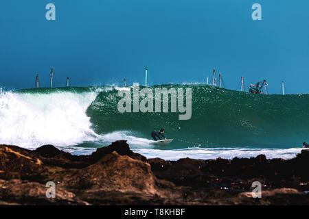 Session Surfig avec des vagues tubulaires parfaites à cabo blanco lima Pérou Banque D'Images