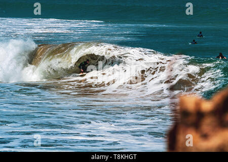 Session Surfig avec des vagues tubulaires parfaites à cabo blanco lima Pérou Banque D'Images