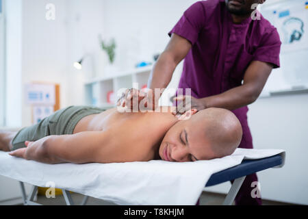 L'homme à tête de massage thérapeute vraiment profiter de la visite le week-end. Banque D'Images
