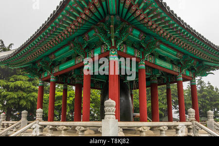 Vue de détail de Bell traditionnel coréen pavillon dans le parc Yongdusan. Jung-gu, Busan, Corée du Sud, en Asie. Banque D'Images