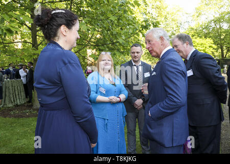 Le Prince de Galles rencontre Davina Hockham vétéran lors d'une réception pour lancer l'appel à l'aise au St James's Palace, Londres qui vise à sensibiliser le £10m pour aider à financer le traitement et transformer la façon dont le support est fourni aux anciens combattants souffrant de problèmes de santé mentale. Banque D'Images