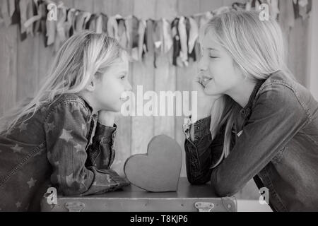 Deux jolies filles possing au studio séance photo Banque D'Images