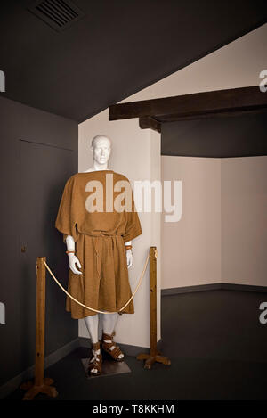 Costume et vieux vêtements sandales romaine dans la chambre du musée romain dans la ville de Juliobriga, Cantabria, Spain, Europe Banque D'Images