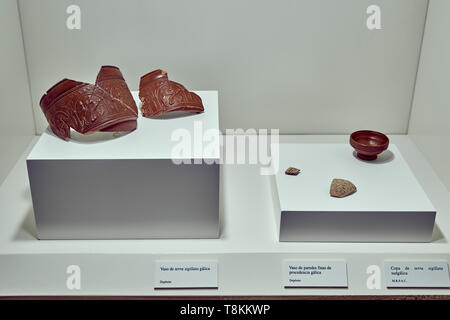 Céramique ancienne ustensiles et armes romaines dans la maison musée romain dans la ville de Juliobriga, Cantabria, Spain, Europe Banque D'Images