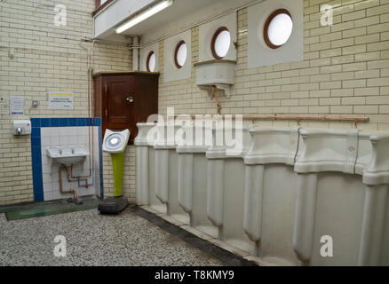 Toilettes publiques vintage avec accessoires d'origine sur le vieux port et zone médiévale convertie d'une marina et d'un quart du patrimoine à Hull,Humberside,Yorkshir Banque D'Images