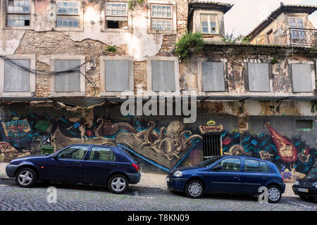 Élaborer des graffitis sur des murs de maison sur la Rua da Alegria, Santo António, Lisbonne, Portugal Banque D'Images