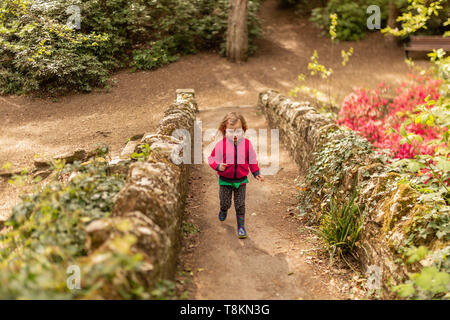 Portrait couleur Photographie de jeune fille explorer Branksome chine gardens à grande vitesse. Poole, Dorset, Angleterre. Banque D'Images