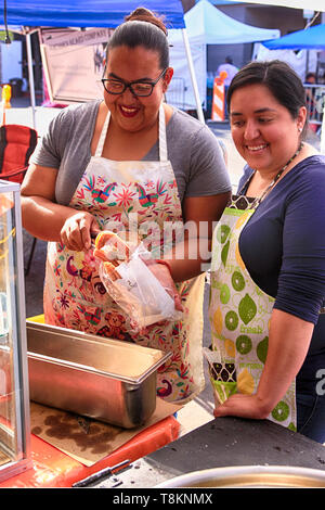 Les femmes vendent Churros à un marché de rue dans le centre-ville de Tucson, AZ Banque D'Images