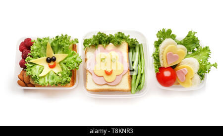 Sandwichs appétissants créative dans des boîtes à lunch sur fond blanc Banque D'Images