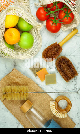 Zéro-déchets, plastique-flatlay ménage libre passage avec fibre de coco, bambou et cuisine réutilisables et la préparation des aliments produits. Banque D'Images