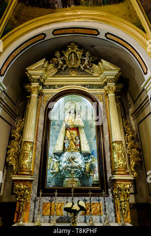 Valencia, Espagne - 30 mars 2019 : La sculpture de la Virgen de los Desamparados, à l'intérieur d'une chapelle dans l'église de la Fonteta de Valencia. Banque D'Images