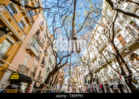 Valencia, Espagne - 19 mars 2019 : Aspect d'une rue du centre-ville où une Mascleta a été mis en place, plein de pétards et de feux d'artifice, avant son lancement. Banque D'Images