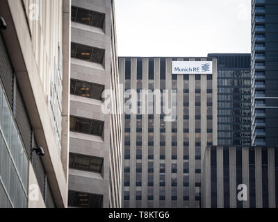 TORONTO, CANADA - 13 NOVEMBRE 2018 : Munich Re logo, sur de leur siège pour le Canada à Toronto, Ontario. Munich Re, ou Munchener Ruck, est un Germa Banque D'Images