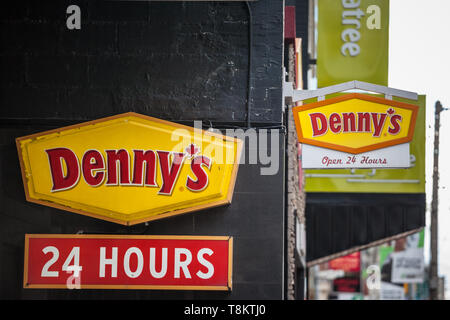 TORONTO, CANADA - 13 NOVEMBRE 2018 : Denny's logo en face de leur restaurant dans le centre-ville de Toronto, Ontario. Dennys est une chaîne américaine de restaurant Banque D'Images