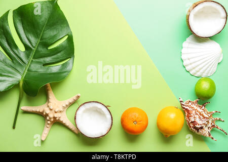 La composition avec de délicieux fruits de mer et sur un fond de couleur Banque D'Images