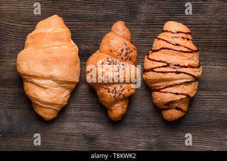 Délicieux croissants sur table en bois Banque D'Images