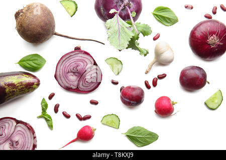 Télévision jeter la composition avec différents légumes et les prunes sur fond blanc Banque D'Images