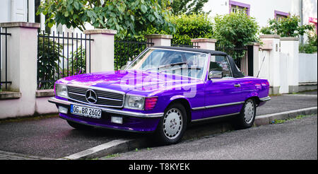 Strasbourg, France - le 19 mai 2017 : Beaux vintage purple Mercedes-Benz 300 SL cabriolet décapotable garée devant la maison de luxe française dans quartier calme Banque D'Images