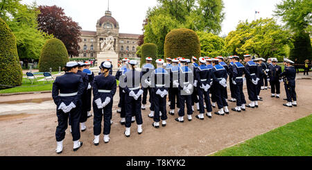 STRASBOURG, FRANCE - Le 8 mai 2017 : vue arrière du groupe de marins lors d'une cérémonie pour marquer des alliés de l'Ouest Deux victoire en Europe de l'armistice marquant le 72e anniversaire de la victoire sur l'Allemagne nazie Banque D'Images