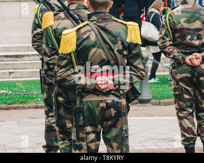 Vue arrière du méconnaissable groupe de soldats français rendant hommage à la cérémonie pour marquer des alliés de l'Ouest Deux victoire la 72e anniversaire de la victoire sur l'Allemagne nazie en 1945. Banque D'Images