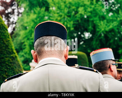 Vue arrière oh général cou lors d'une cérémonie pour marquer des alliés de l'Ouest Deux victoire en Europe de l'armistice marquant le 72e anniversaire de la victoire sur l'Allemagne nazie en 1945. Banque D'Images