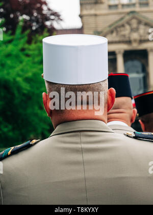 Vue arrière oh général cou lors d'une cérémonie pour marquer des alliés de l'Ouest Deux victoire en Europe de l'armistice marquant le 72e anniversaire de la victoire sur l'Allemagne nazie en 1945. Banque D'Images