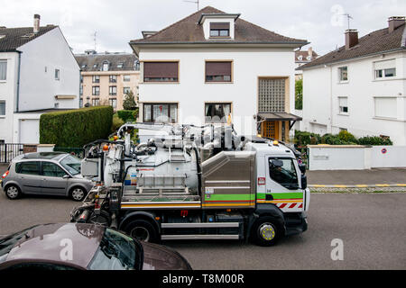 Paris, France - Apr 24, 2019 : nouveau camion d'égout sur la rue de la ville en processus de travail pour nettoyer les égouts unitaires, le nettoyage des pipelines et des problèmes de pollution potentielle Banque D'Images