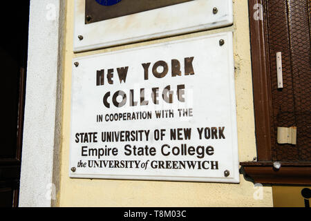Athènes, Grèce - 26 mars 2016 : New York college en coopération avec l'université d'État de New York Empire State College l'Université de Greenwich plaque à entrée de l'immeuble Banque D'Images