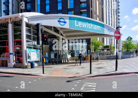 Londres, Royaume-Uni - Mai 13, 2019 : Avis d'entrée de la station de DLR Lewisham Banque D'Images