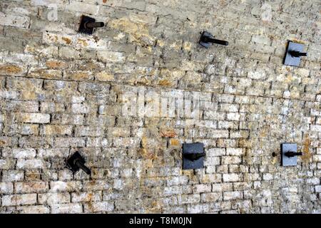 Londres, Royaume-Uni - 13 mai 2019 : liens structurels sur la face interne de l'arc de fer avec plaques de fixation Banque D'Images