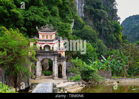 Porte d'entrée de la pagode Bich Dong Tam Coc, complexes, province de Ninh Binh, Vietnam, Asie Banque D'Images