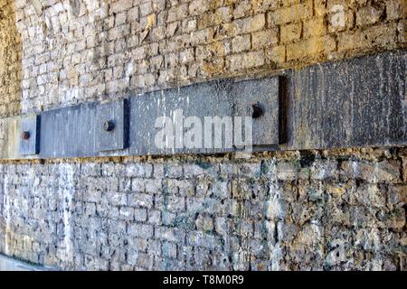 Londres, Royaume-Uni - 13 mai 2019 : liens structurels sur la face interne de l'arc de fer avec plaques de fixation Banque D'Images