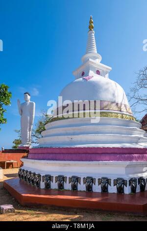 Sri Lanka, province Orientale, Trincomalee (ou Trinquemalay), Gokanna Rajamaha temple bouddhiste au sommet Swami Rock promontory Banque D'Images