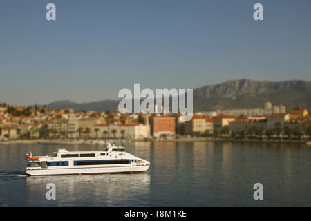 Matin ensoleillé photo de port avec bateaux dans Split, Croatie (Tilt Shift effet) Banque D'Images