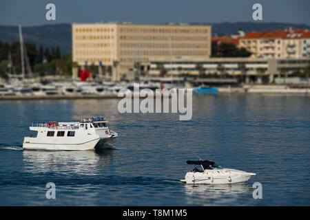 Matin ensoleillé photo de port avec bateaux dans Split, Croatie (Tilt Shift effet) Banque D'Images