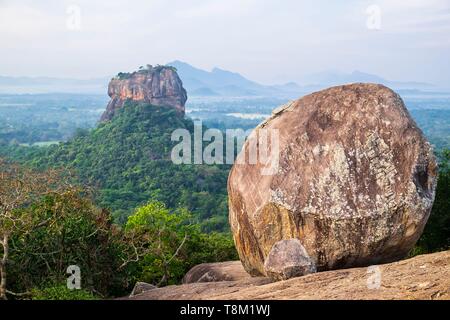 Sri Lanka, province, Sigiriya, vue de Pidurangala rock sur le rocher du Lion, site archéologique de l'ancienne capitale royale du Sri Lanka, Site du patrimoine mondial de l'UNESCO Banque D'Images