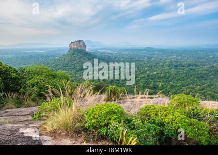 Sri Lanka, province, Sigiriya, vue de Pidurangala rock sur le rocher du Lion, site archéologique de l'ancienne capitale royale du Sri Lanka, Site du patrimoine mondial de l'UNESCO Banque D'Images