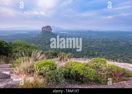 Sri Lanka, province, Sigiriya, vue de Pidurangala rock sur le rocher du Lion, site archéologique de l'ancienne capitale royale du Sri Lanka, Site du patrimoine mondial de l'UNESCO Banque D'Images