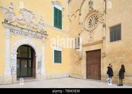 L'Italie, la Basilicate, Matera, Capitale européenne de la Culture 2019, l'église de San Domenico (13e siècle) et à gauche le Palazzo del Governo installé dans un ancien couvent Banque D'Images