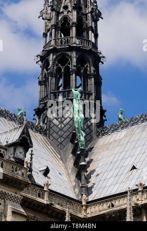 France, Paris, région classée au Patrimoine Mondial de l'UNESCO, l'ile de la cité, la cathédrale Notre-Dame de Paris, des statues des apôtres et de l'aigle, symbole de saint Jean l'Evangéliste sur la flèche Banque D'Images