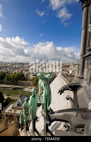 France, Paris, région classée au Patrimoine Mondial de l'UNESCO, l'Ile de la cité, la Cathédrale Notre-Dame, la flèche domine les statues de cuivre vert des douze apôtres avec les symboles des quatre évangélistes. Viollet-le-Duc s'est représenté lui-même sous les traits de saint Thomas avec son set square Banque D'Images