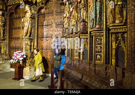 Laguardia, province d'Álava, Pays Basque, Espagne : deux femmes à pied à travers le portique gothique de l'église de Santa María de los Reyes dans l'historique Banque D'Images