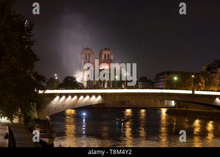 France, Paris (75), zone classée au Patrimoine Mondial de l'UNESCO, les bords de Seine, l'Ile de la Cité et de la cathédrale Notre-Dame au cours de l'incendie du 15/04/2019 Banque D'Images