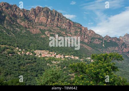 France, Corse du Sud, le village d'Ota, étape sur le tra Mare e Monti sentier de randonnée Banque D'Images