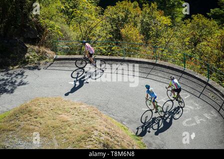 France, Savoie, Maurienne, sur la piste cyclable la plus importante au monde, l'incroyable route sinueuse de Montvernier près de Saint Jean de Maurienne où passe régulièrement le Tour de France Banque D'Images