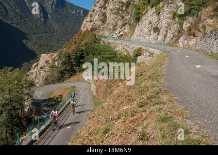 France, Savoie, Maurienne, sur la piste cyclable la plus importante au monde, l'incroyable route sinueuse de Montvernier près de Saint Jean de Maurienne où passe régulièrement le Tour de France Banque D'Images