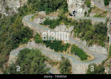 France, Savoie, Maurienne, sur le plus grand domaine cyclable au monde, l'incroyable Montvernier liquidation route près de Saint Jean de Maurienne où passe régulièrement le Tour de France, vue générale du belvédère sous le village de Montvernier Banque D'Images