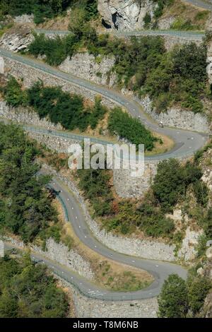 France, Savoie, Maurienne, sur le plus grand domaine cyclable au monde, l'incroyable Montvernier liquidation route près de Saint Jean de Maurienne où passe régulièrement le Tour de France, vue générale du belvédère sous le village de Montvernier Banque D'Images